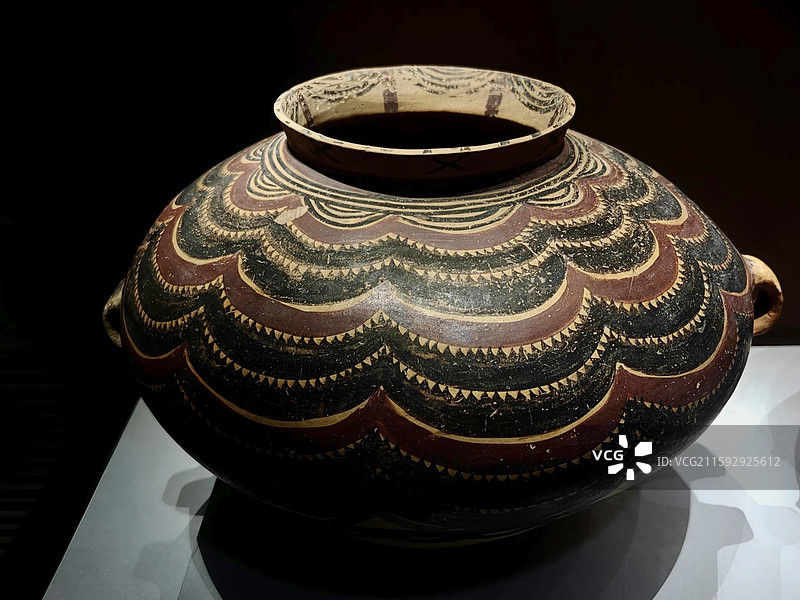 多层连弧锯齿纹彩陶罐 马家窑文化 半山类型 甘肃省博物馆藏1973年广河县地巴坪出土图片素材