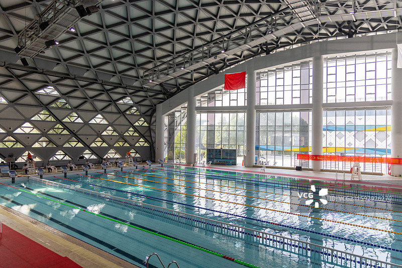 正在举办2025年首届"游协杯"游泳联赛的郫都区室内游泳馆场馆图片素材