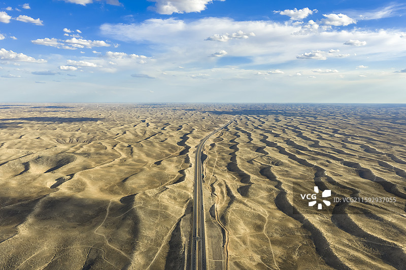 新疆S21阿乌高速公路沙漠中的道路风光航拍图片素材