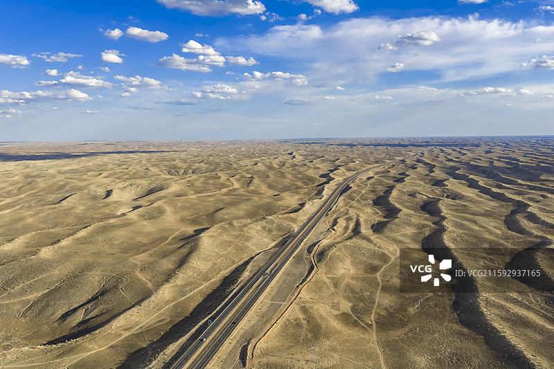 新疆S21阿乌高速公路沙漠中的道路风光航拍图片素材