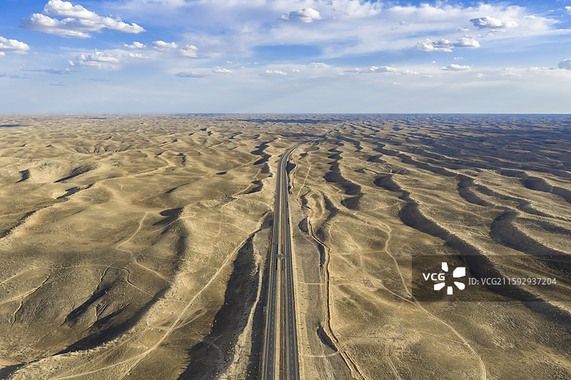 新疆S21阿乌高速公路沙漠中的道路风光航拍图片素材