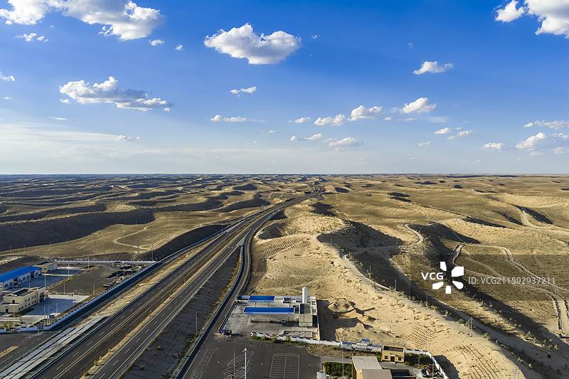 新疆S21阿乌高速公路沙漠中的道路风光航拍图片素材