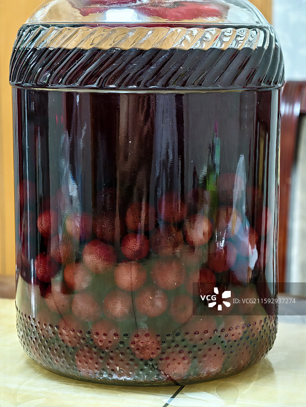 酒坛里泡的杨梅酒图片素材