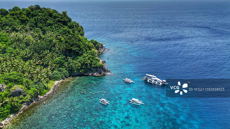 菲律宾apo岛近岸海滩和螃蟹船图片素材