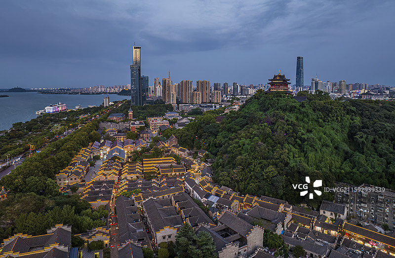 镇江润州区西津渡古建筑与苏宁大厦日落蓝调夜景航拍图片素材