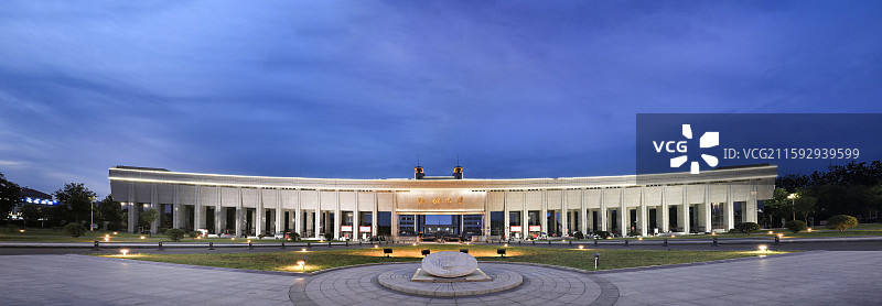 聊城大学大气校门夜景图片素材