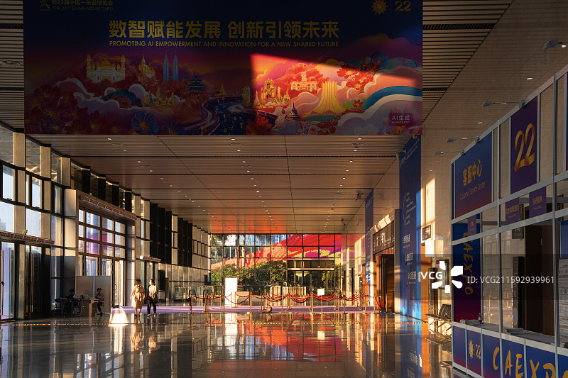 夕阳照射进南宁东盟博览会展馆内的美丽景色图片素材