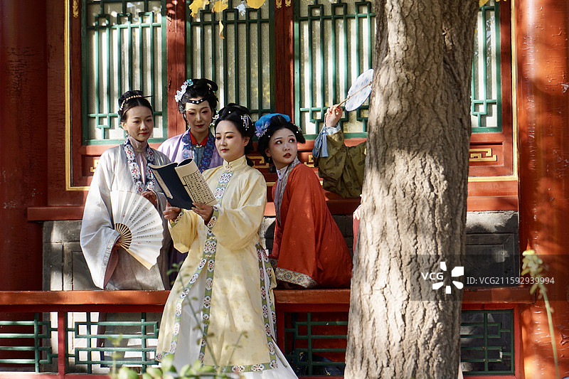 北京秋日的大观园：一群拍摄古装造型的小姐姐们图片素材