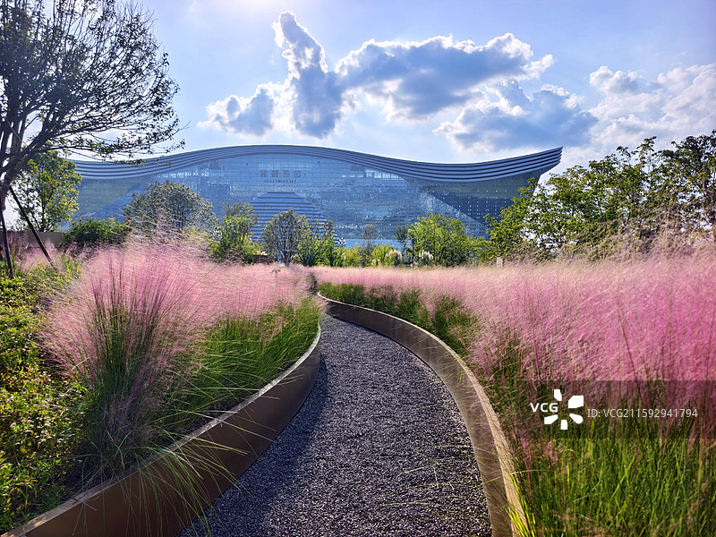四川成都高新区SKP公园夏天风光图片素材
