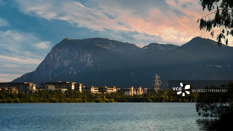 霞光漫染，滇池依偎着西山，情味十足。图片素材