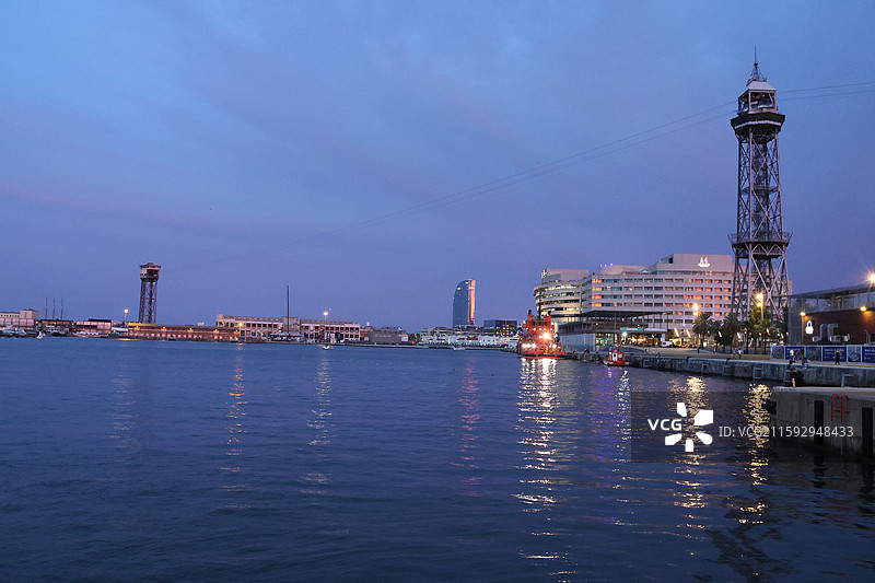 西班牙巴塞罗那城市哥特区海边奥林匹克海滩日落晚霞图片素材