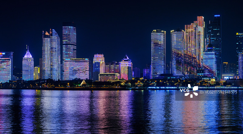 山东青岛浮山湾CBD建筑夜景灯光秀图片素材
