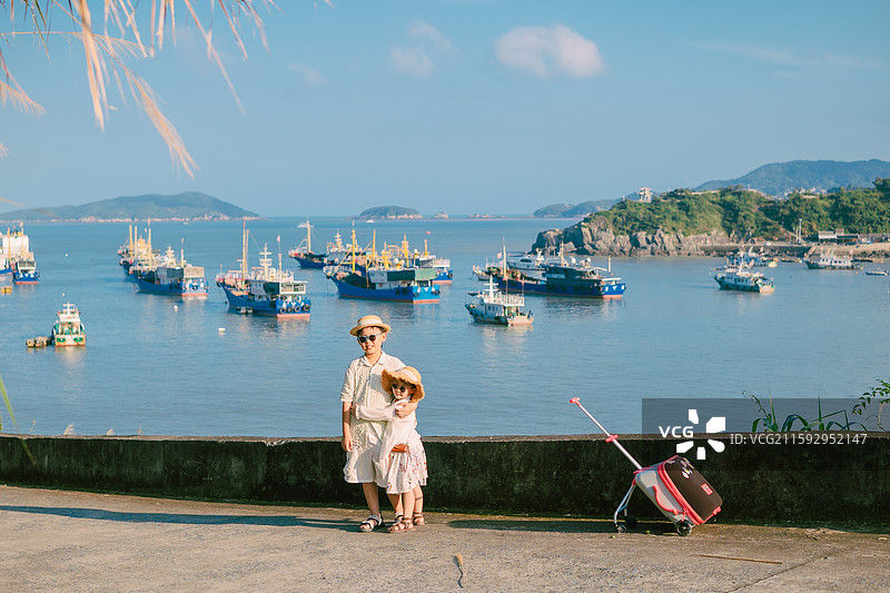 两兄妹，儿童在海边沙滩度假的亲子照图片素材
