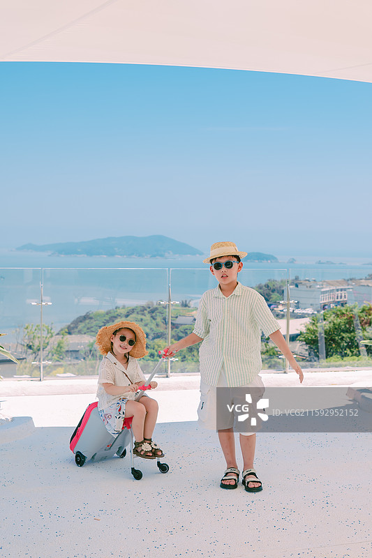 两兄妹，儿童在海边沙滩度假的亲子照图片素材