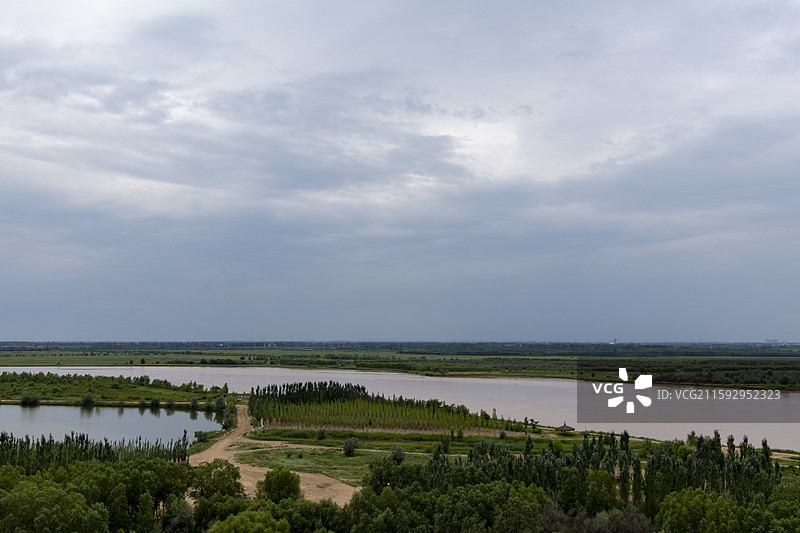 宁夏银川市黄沙古渡的黄沙、白云、绿洲图片素材