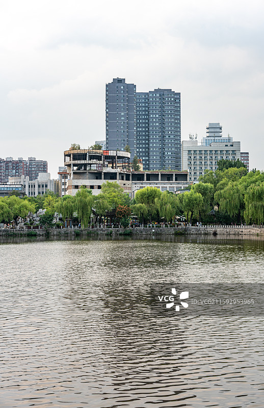 山西太原文瀛公园自然风光与城市建筑倒影景观图片素材