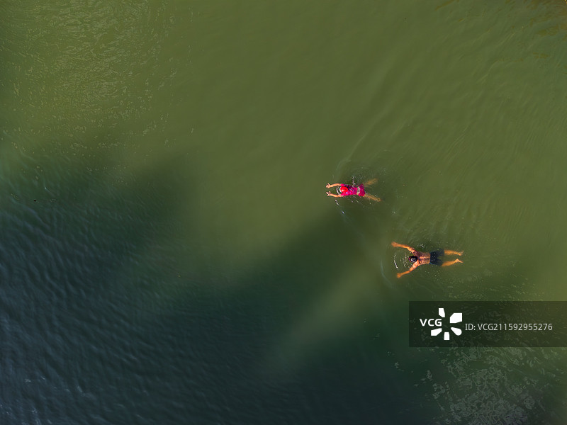 湖面上的两人游泳俯瞰图图片素材