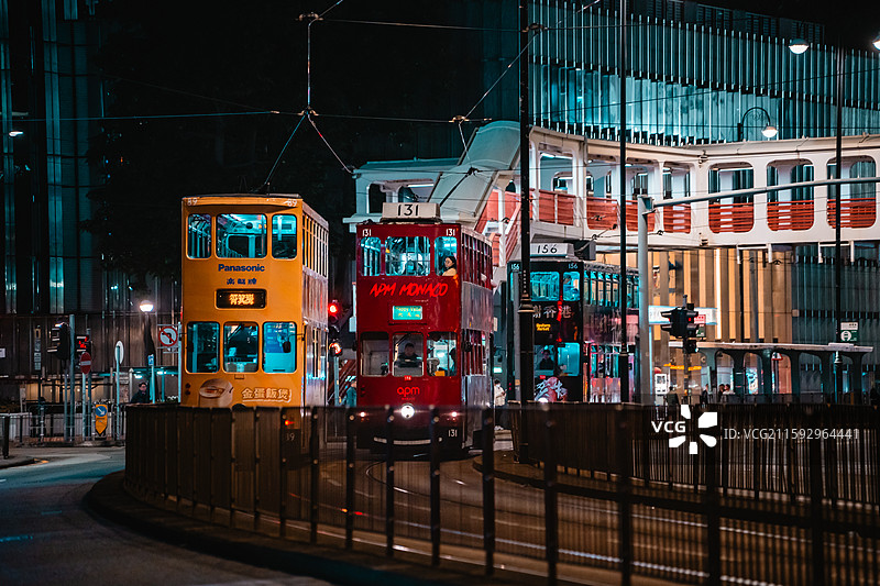 夜间穿行在香港街头的巴士图片素材