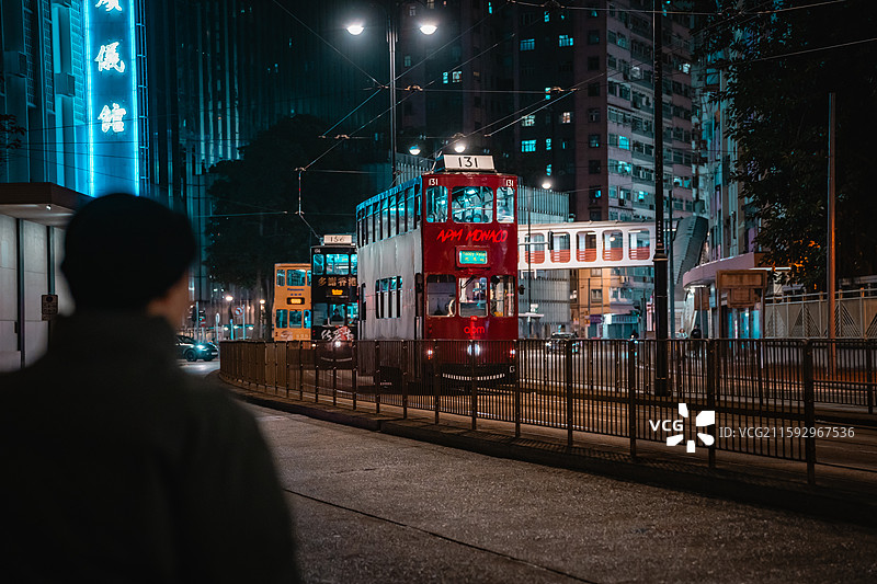 夜间穿行在香港街头的巴士图片素材