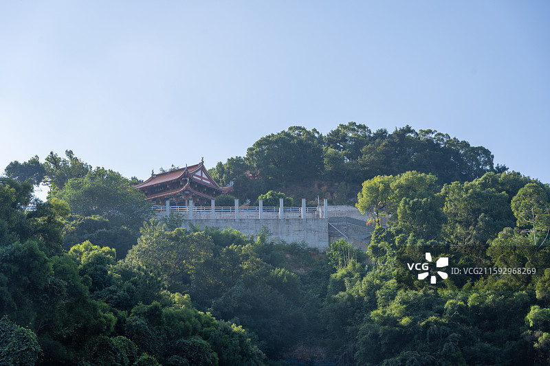 福州镇海楼山间古建筑与绿树图片素材