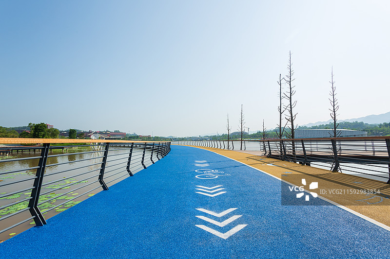 璧山玉泉湖公园水上廊桥运动跑道图片素材