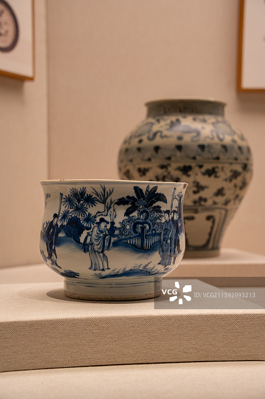 深圳博物馆展示的明代崇祯年间文物“平升三级”青花人物图香炉图片素材