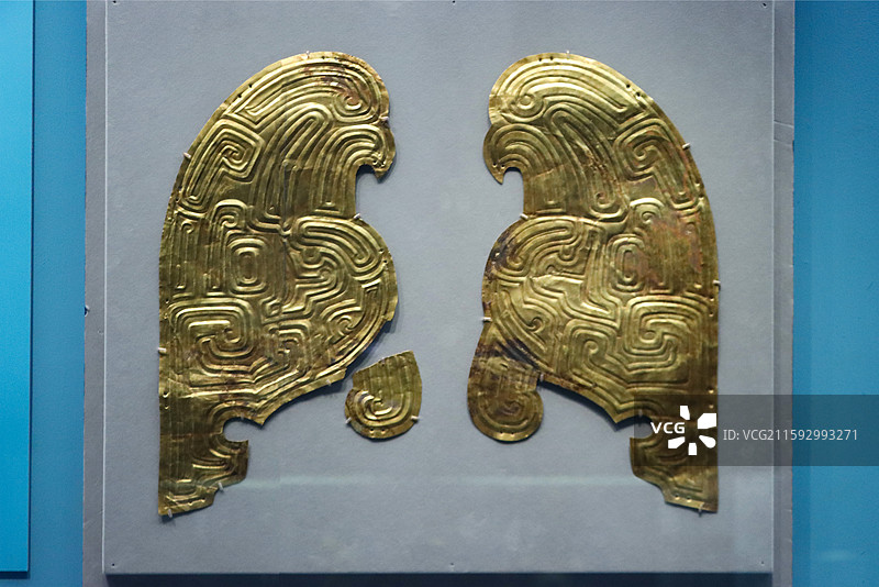 中国国家博物馆展出的春秋早期黄金鸱鸮形马胄饰图片素材