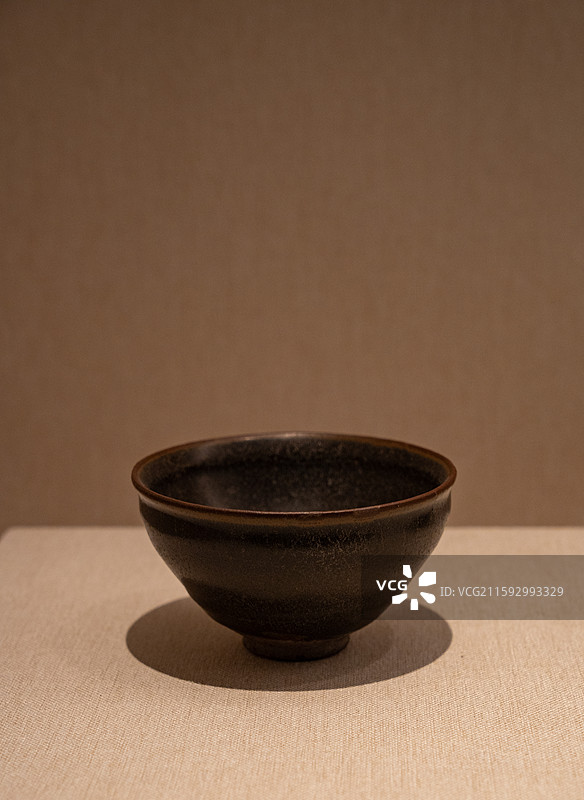 深圳博物馆展示的南宋时期文物建窑黑釉盏图片素材