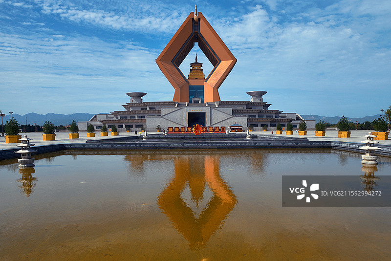 法门寺合十舍利塔水中倒影图片素材
