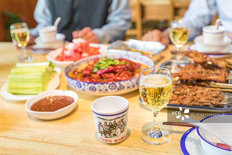 餐桌上的食物和饮料的高角度视图图片素材