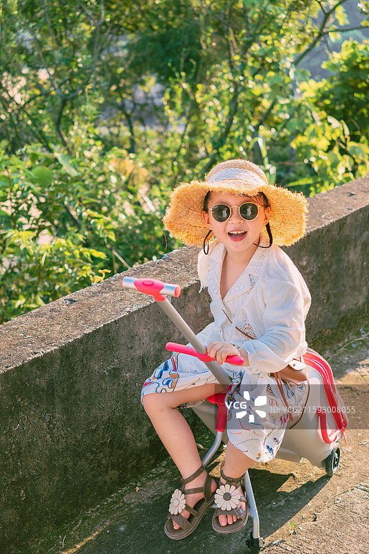 两兄妹，儿童在海边沙滩度假的亲子照图片素材