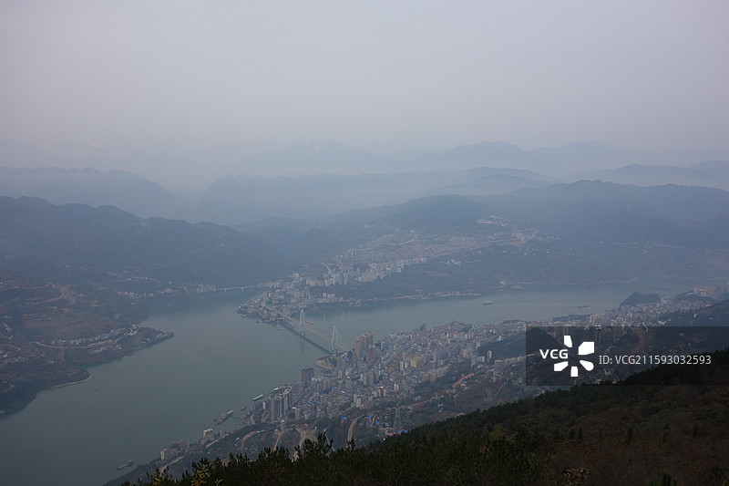 湖北省恩施州巴东县大面山巫峡之巅拍巴东县城和巫峡大拐弯图片素材