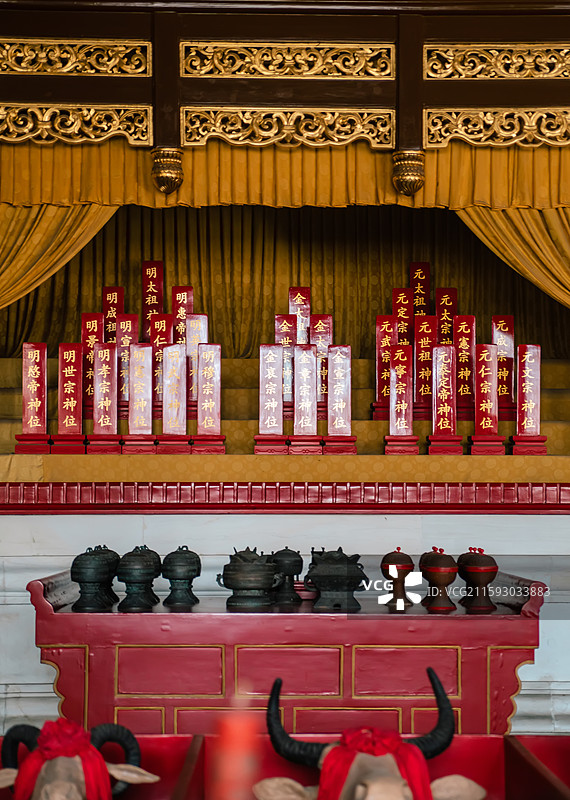 北京历代帝王庙博物馆景德崇圣殿室内供奉的皇帝牌位图片素材
