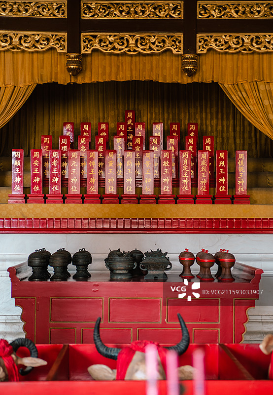 北京历代帝王庙博物馆景德崇圣殿室内供奉的皇帝牌位图片素材