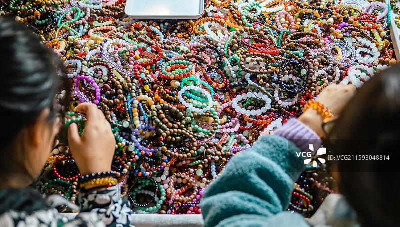夜晚的北京潘家园旧货跳蚤市场，琳琅满目的地摊图片素材