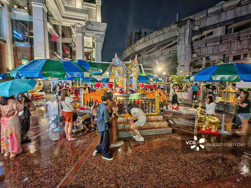 夜晚的泰国曼谷四面佛图片素材