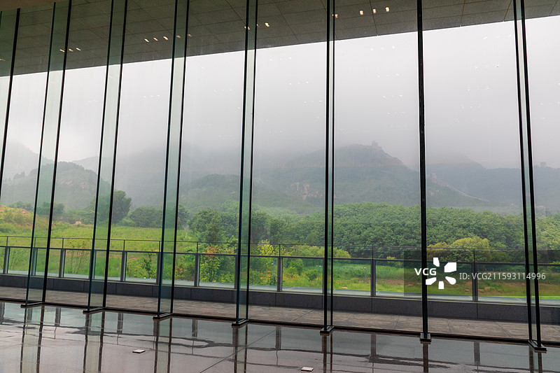 秦皇岛，山海关中国长城博物馆，站在博物馆拍摄角山长城风景图片素材