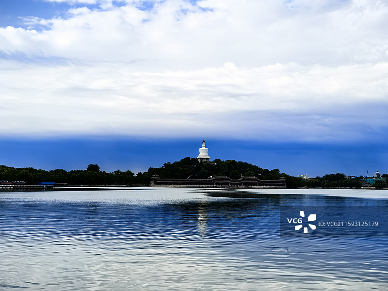 古建魅影—— “海面倒映着美丽的白塔”永安寺白塔图片素材