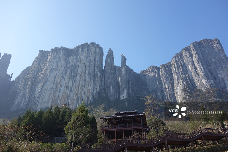 湖北省恩施州恩施市恩施大峡谷七星寨景区：大楼门群峰和扶梯图片素材