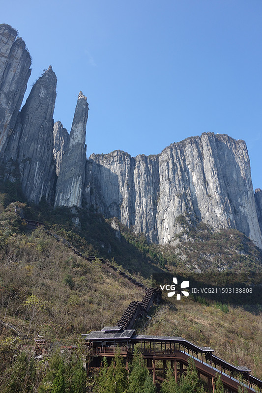湖北省恩施州恩施市恩施大峡谷七星寨景区：大楼门群峰和扶梯图片素材