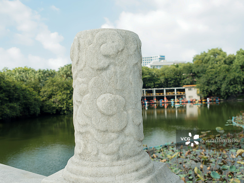 公园里的石柱雕塑图片素材