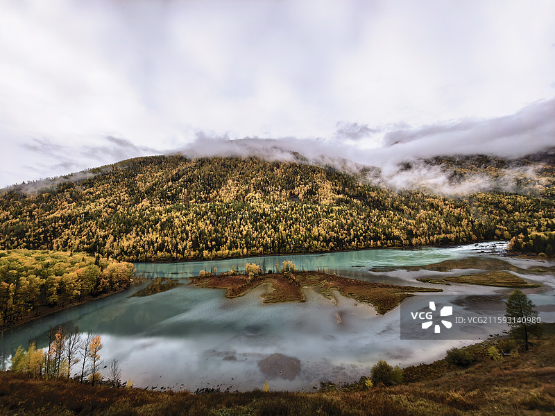 喀纳斯鸭泽湖的清晨，色彩斑斓，云雾缭绕，仿如仙境。图片素材