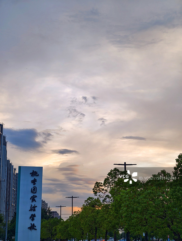 桃李园学校门口的晚霞图片素材