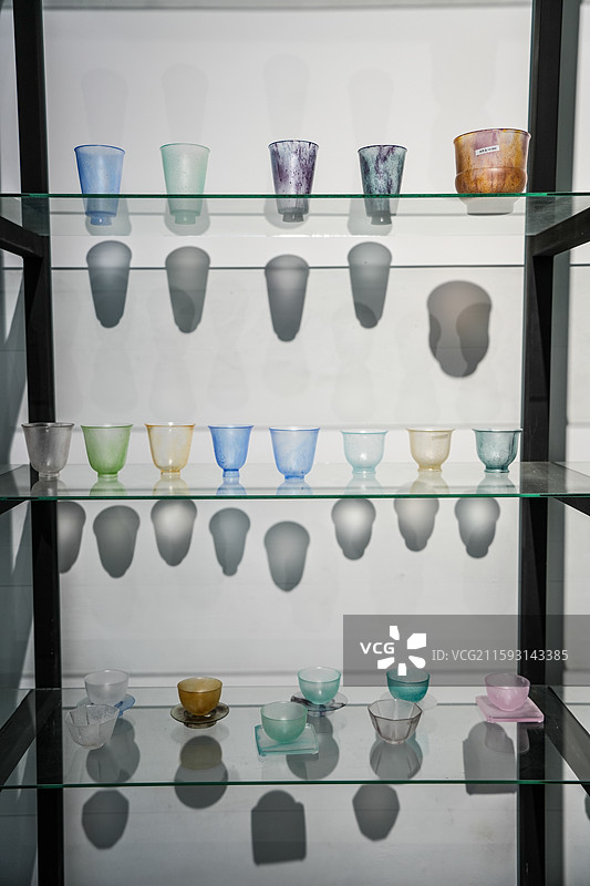 景德镇店内桌上出售的陶瓷器特写图片素材