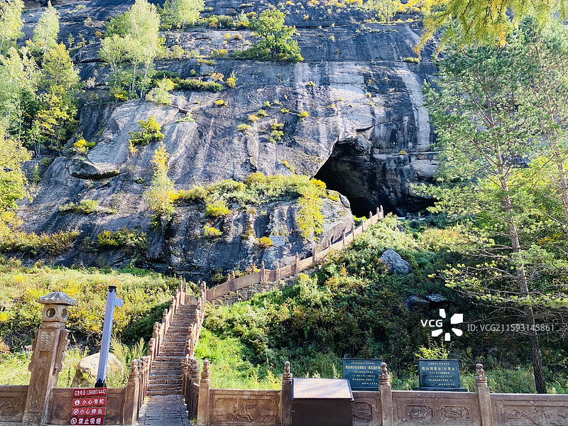 内蒙古呼伦贝尔市鄂伦春族自治旗阿里河镇嘎仙洞图片素材