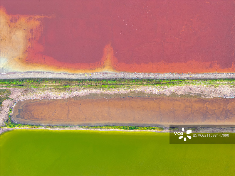 航拍五彩斑斓的山西运城盐湖风光（运城盐湖是世界三大硫酸钠型内陆盐湖之一）图片素材