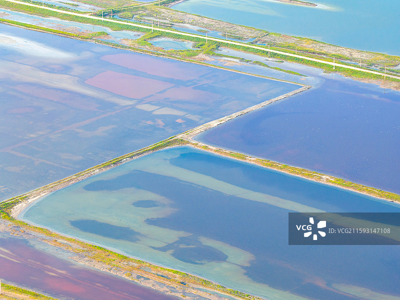 航拍五彩斑斓的山西运城盐湖风光（运城盐湖是世界三大硫酸钠型内陆盐湖之一）图片素材