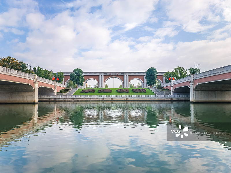 浙江大学紫金港校区沿余杭塘河校门和教学楼图片素材