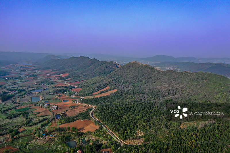 湖北雁门口一条起伏的山峦图片素材