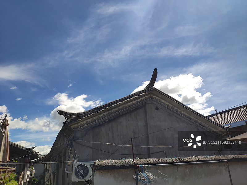 云南丽江古城白天的建筑和景色图片素材